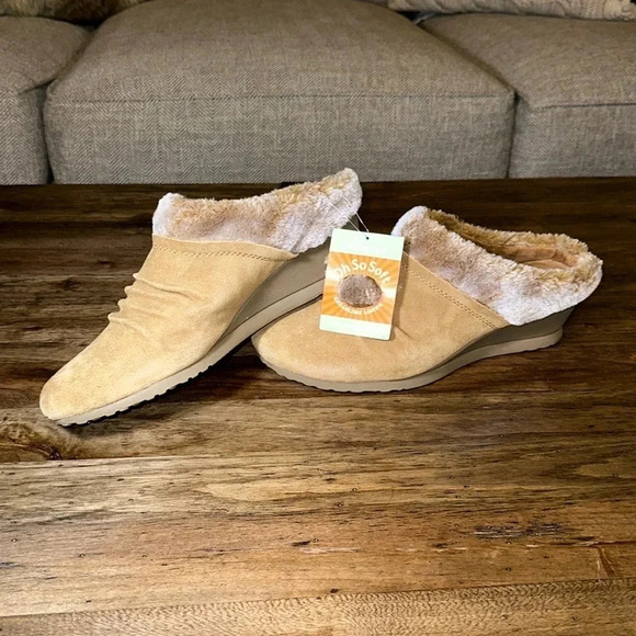 NWT Baretraps Becker Faux Fur Slip On Clog Shoe BRN Wedge Stay Dry Wmn 10 - Picture 5 of 16